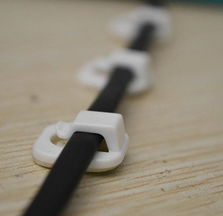 日本KM小號奶白粘貼式電話線固線夾 9枚入雙排電線固定器，高效理線新選擇